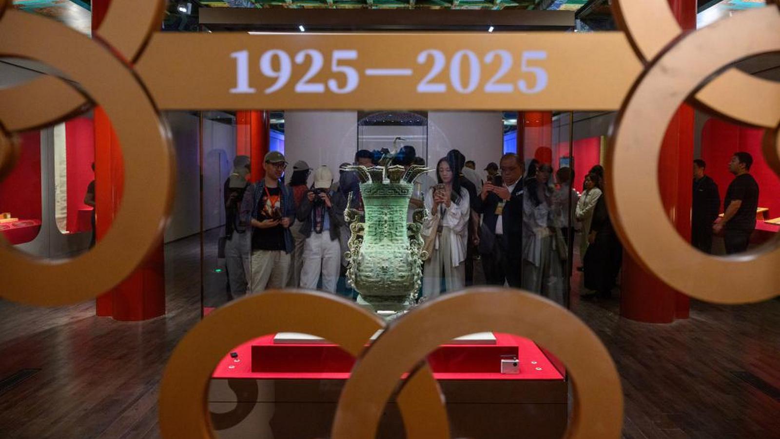 Xi Jinping zwiedza wystawę z okazji stulecia Muzeum Pałacowego