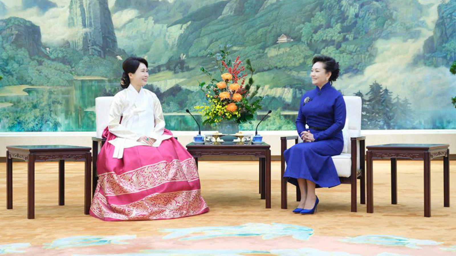 Peng Liyuan spotkała się przy herbacie z pierwszą damą Korei Południowej