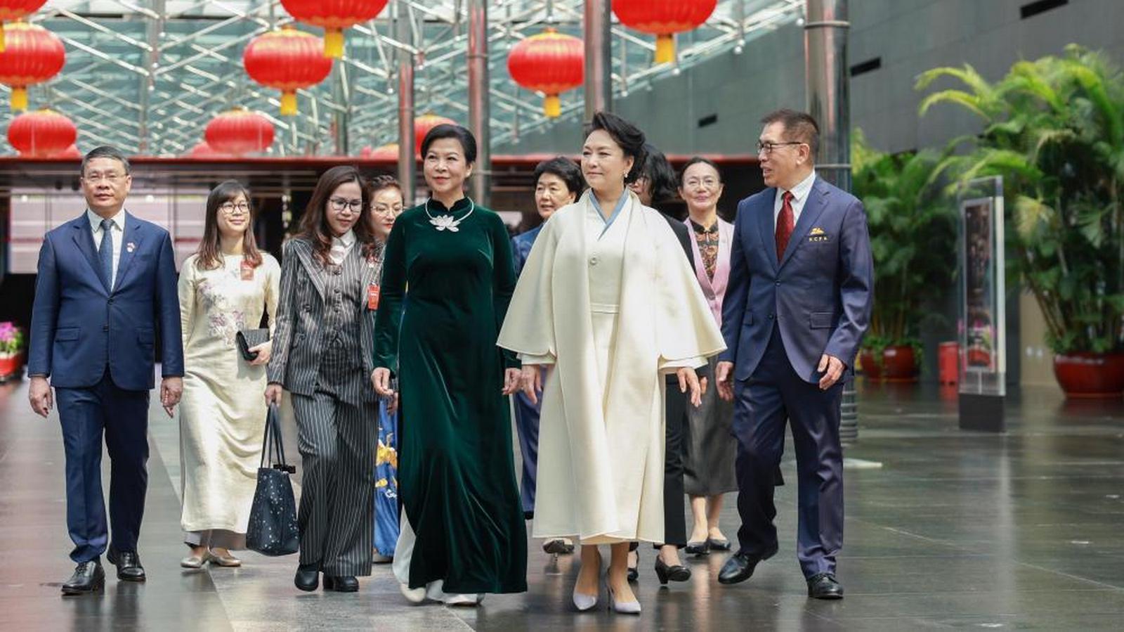 Peng Liyuan i Ngo Phuong Ly odwiedziły Narodowe Centrum Sztuk Performatywnych