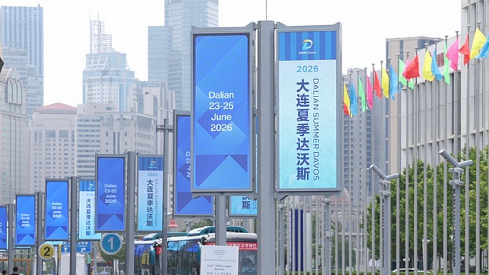 Li Qiang uczestniczył w ceremonii otwarcia Letniego Forum Davos 2026 i wygłosił przemówienie